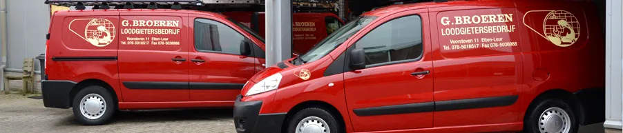 Twee rode bedrijfsbussen met de belettering G. Broeren Loodgietersbedrijf